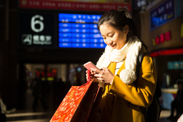青年女人在火车站图片下载