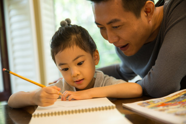 爸爸辅导女儿做作业图片下载