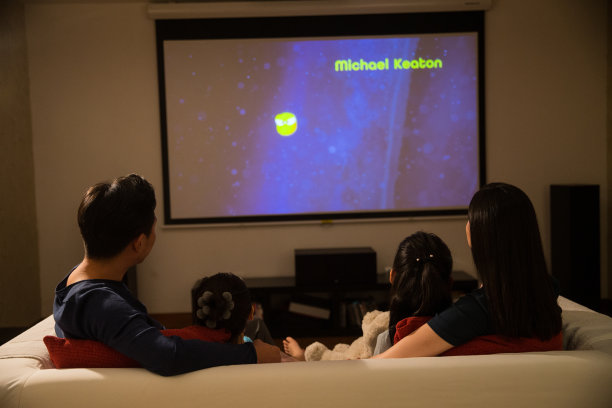 幸福家庭看电视图片下载