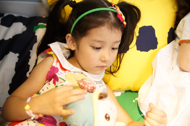 可爱的小女孩在卧室玩耍图片下载