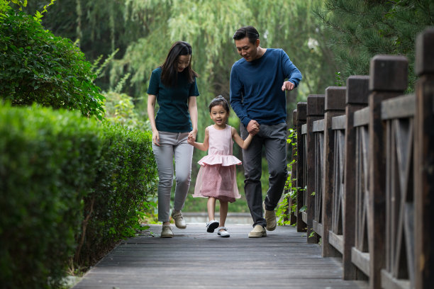 幸福家庭在户外散步图片下载