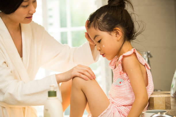 小女孩和妈妈在卫生间里洗漱图片下载