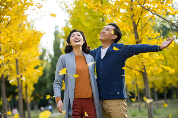 亲密的青年情侣图片下载