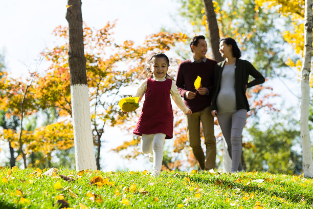 幸福家庭在户外玩耍图片下载
