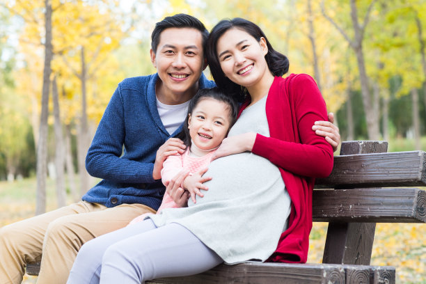 幸福家庭在户外玩耍图片下载