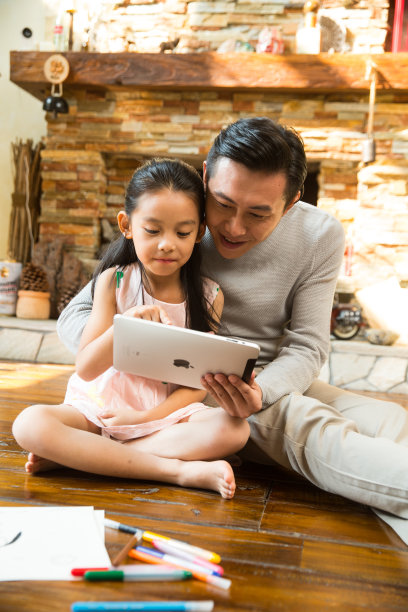 爸爸和女儿使用平板电脑图片下载