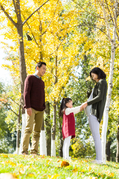 幸福家庭在户外玩耍图片下载