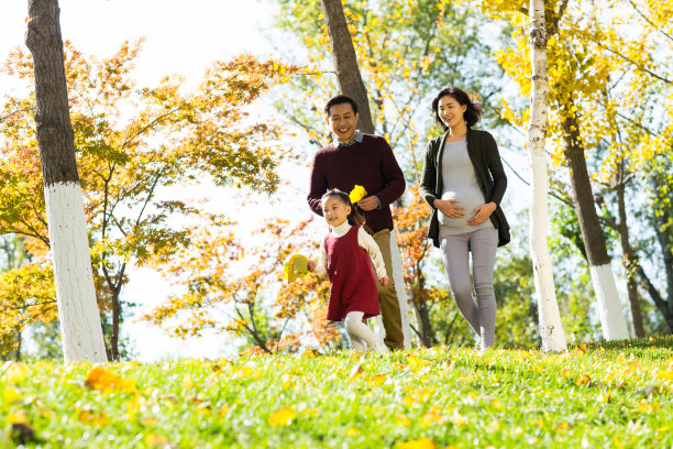 幸福家庭在户外玩耍图片下载