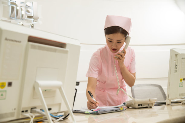 年轻女护士在接待处图片下载