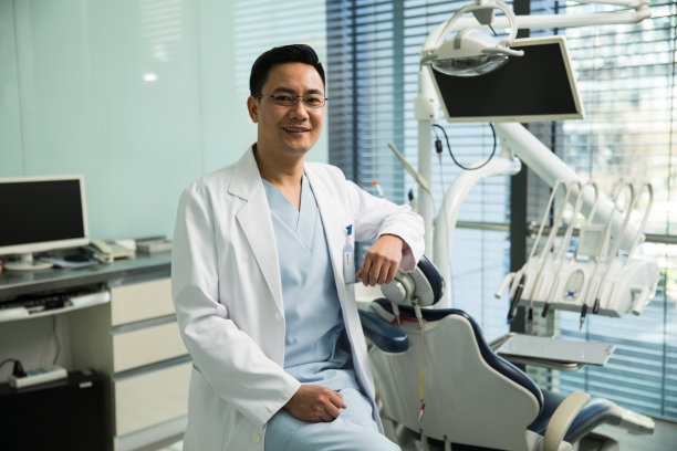 中年牙科医生图片下载