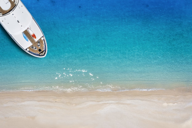 夏季度假概念，豪华游艇停泊在天堂海滩图片下载