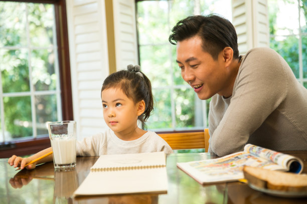 爸爸辅导女儿做作业图片下载