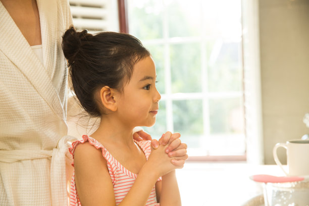小女孩和妈妈在卫生间里洗漱图片下载