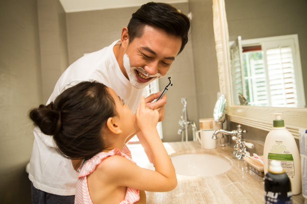 爸爸和女儿在卫生间玩耍图片下载