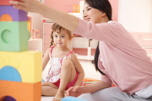 可爱的小女孩和妈妈在卧室玩耍图片下载