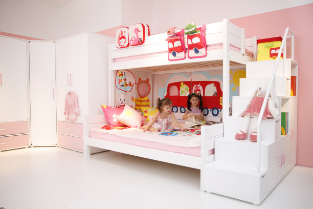 可爱的小女孩在卧室玩耍图片下载