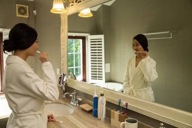 青年女人刷牙图片下载