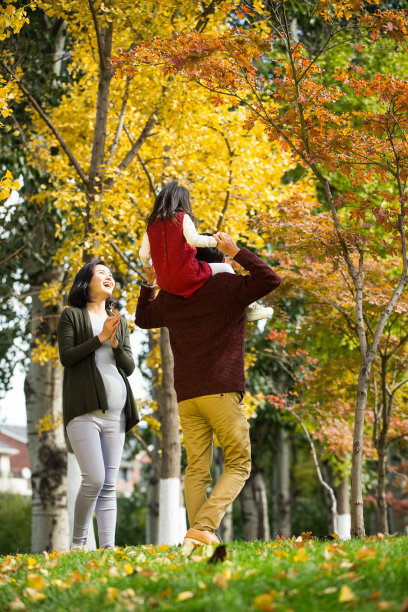 幸福家庭在户外玩耍图片下载