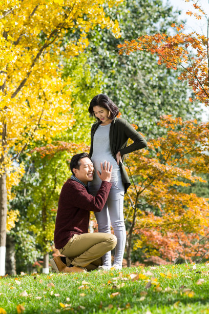 丈夫陪着怀孕的妻子在户外图片下载