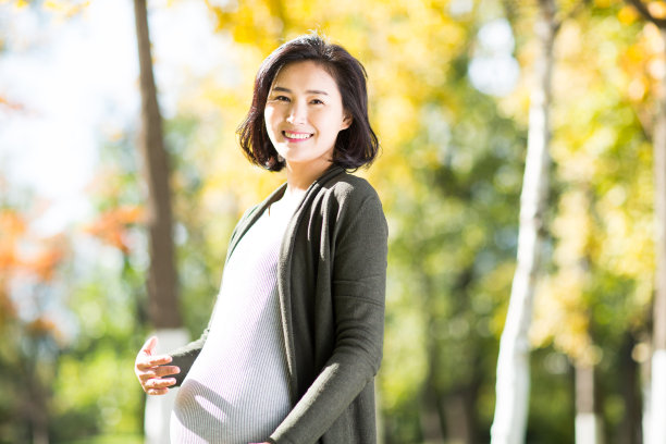 年轻的孕妇在户外图片下载