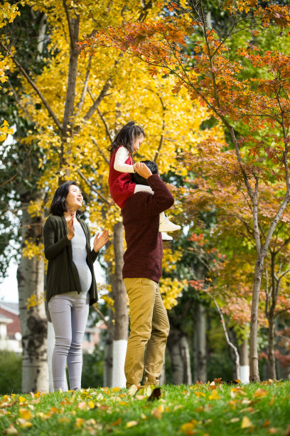 幸福家庭在户外玩耍图片下载
