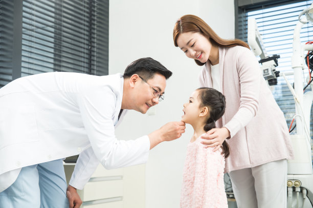 母亲带着女儿看牙医图片下载