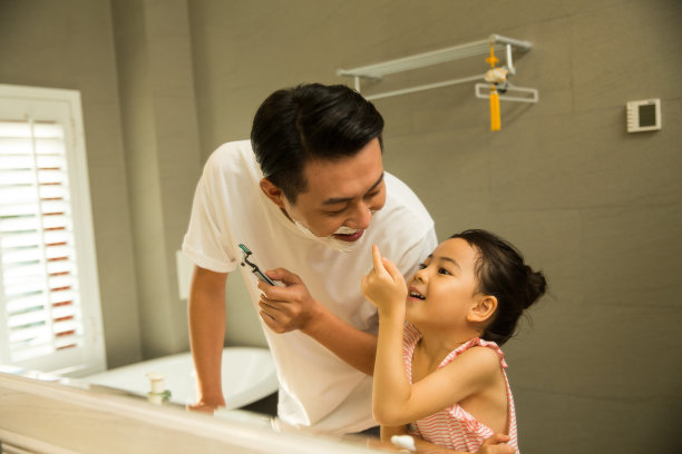 爸爸和女儿在卫生间玩耍图片下载