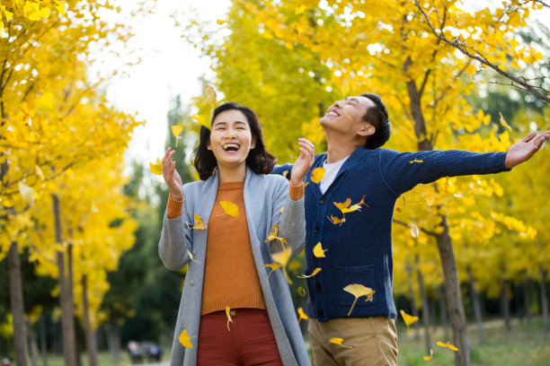 亲密的青年情侣图片下载