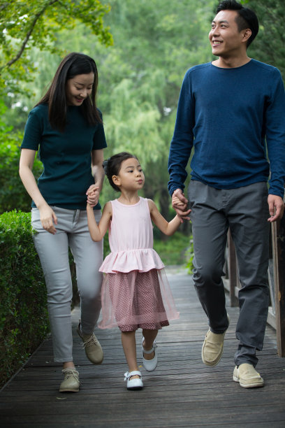 幸福家庭在户外散步图片下载