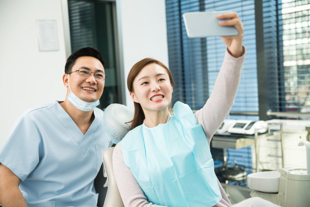 男牙医和女患者图片下载