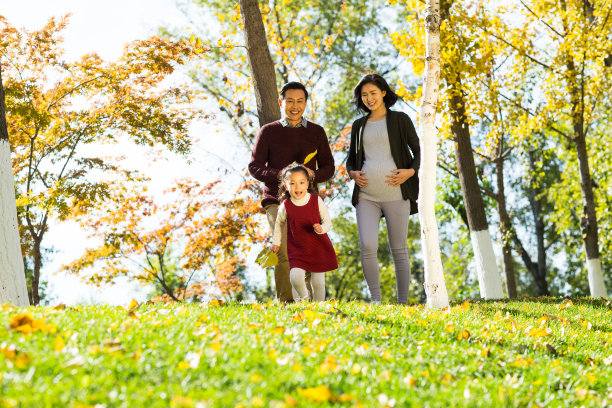 幸福家庭在户外玩耍图片下载
