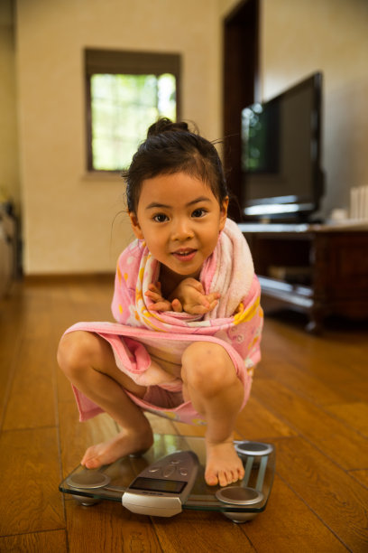 小女孩称体重图片下载