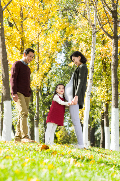 幸福家庭在户外玩耍图片下载