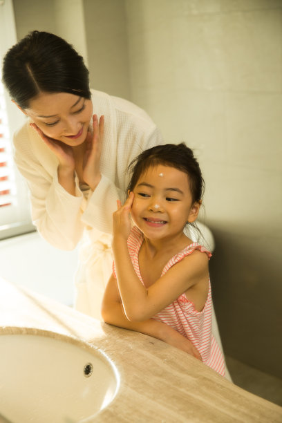 小女孩和妈妈在卫生间里洗漱图片下载