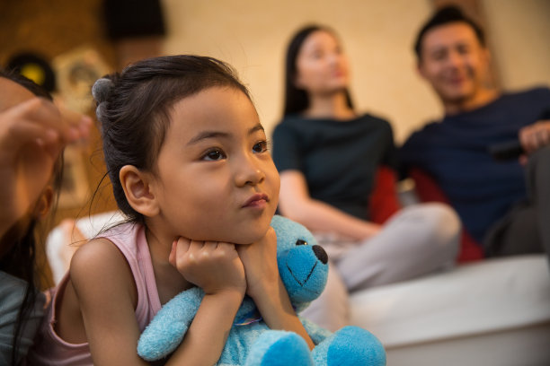 幸福家庭看电视图片下载