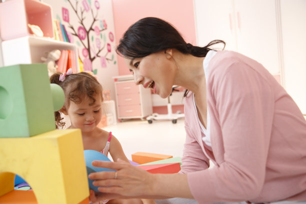 可爱的小女孩和妈妈在卧室玩耍图片下载
