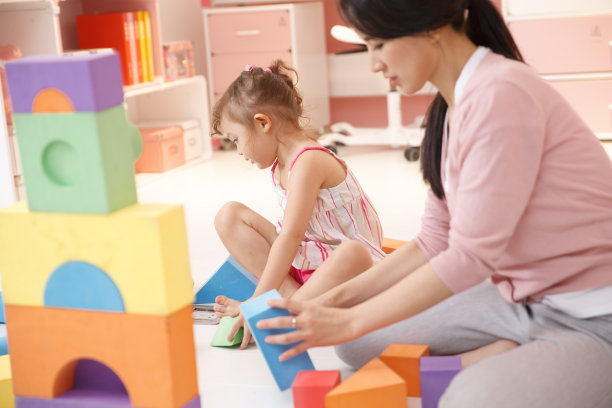 可爱的小女孩和妈妈在卧室玩耍图片下载