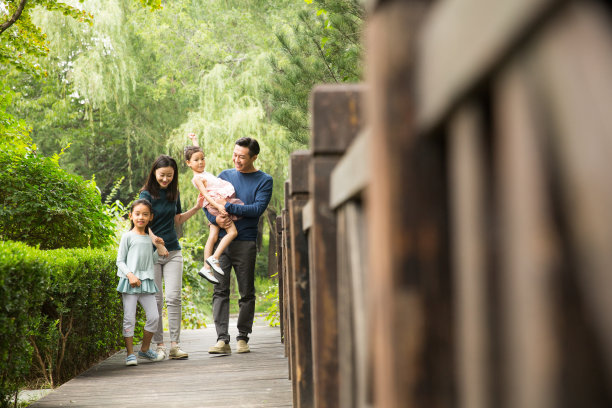 幸福家庭在户外散步图片下载