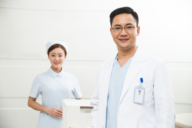 男医生和年轻女护士在服务台图片下载