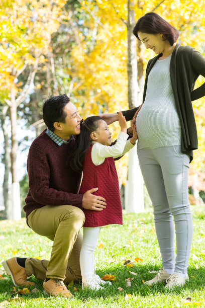 幸福家庭在户外玩耍图片下载
