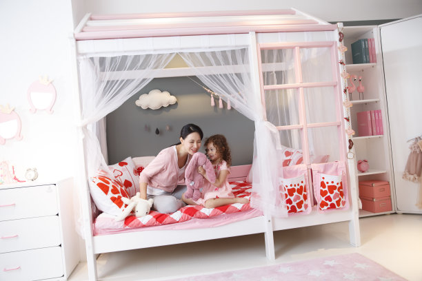 可爱的小女孩和妈妈在卧室玩耍图片下载