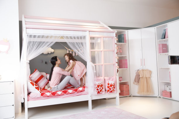 可爱的小女孩和妈妈在卧室玩耍图片下载