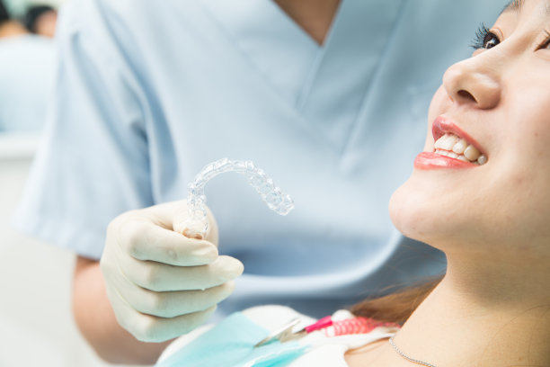 男牙医和女患者图片下载