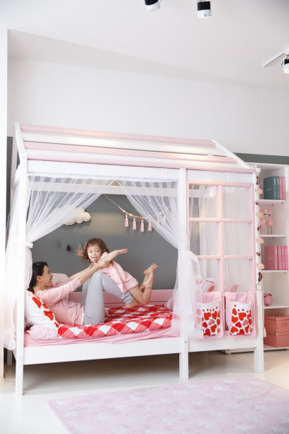 可爱的小女孩和妈妈在卧室玩耍图片下载