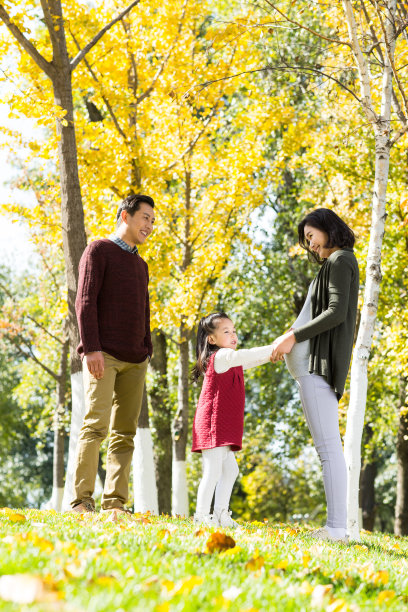 幸福家庭在户外玩耍图片下载