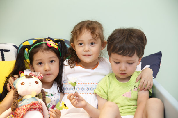 欢乐的儿童在床上玩耍图片下载