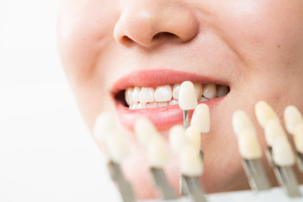 青年女人牙齿美容图片下载