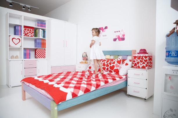 可爱的小女孩在卧室玩耍图片下载