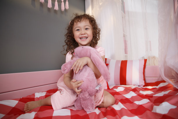 可爱的小女孩在卧室玩耍图片下载