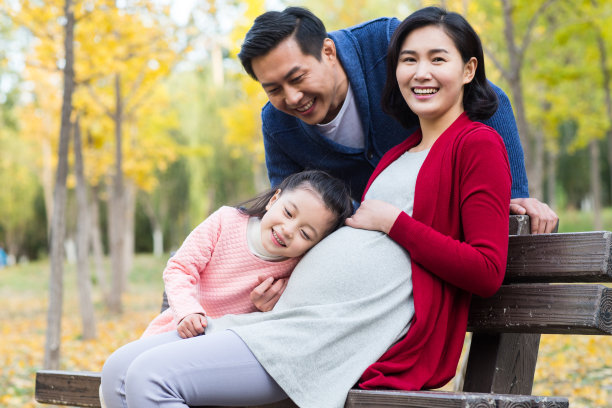 幸福家庭在户外玩耍图片下载